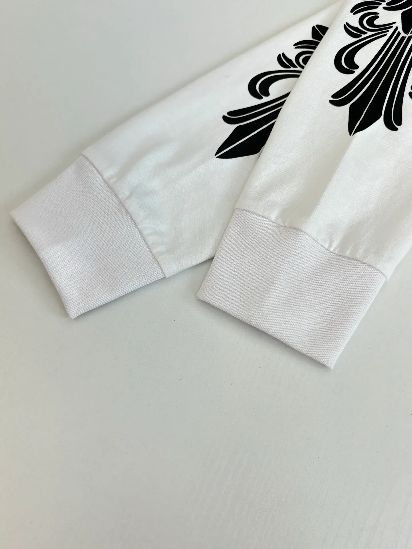 P310 Chrome Heart*/Chrome Heart CH/Aspen Graffiti limited long sleeves. The fabric is made of 26-woven 220g cotton. The printing is ink printing. Customized accessories Size: S/M/L